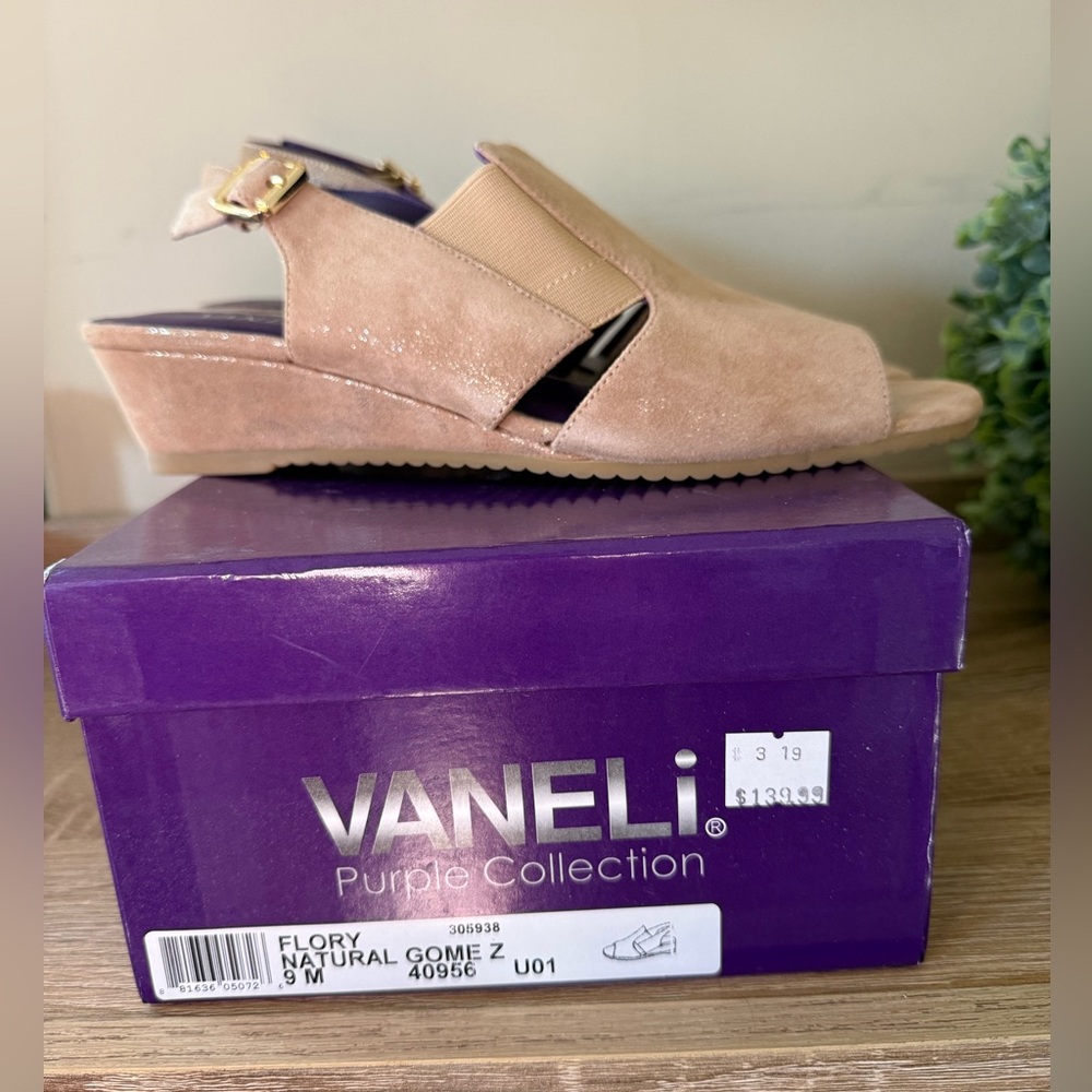 Vaneli Purple Collection, Flory Natural Gomez Sandals